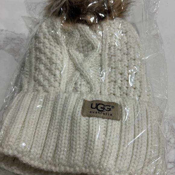 Cream Ugg winter hat and scarf - Picture 1 of 5